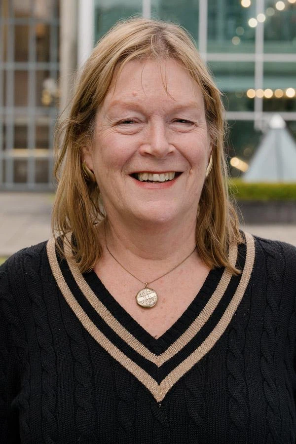 Russell-Jones, Amanda